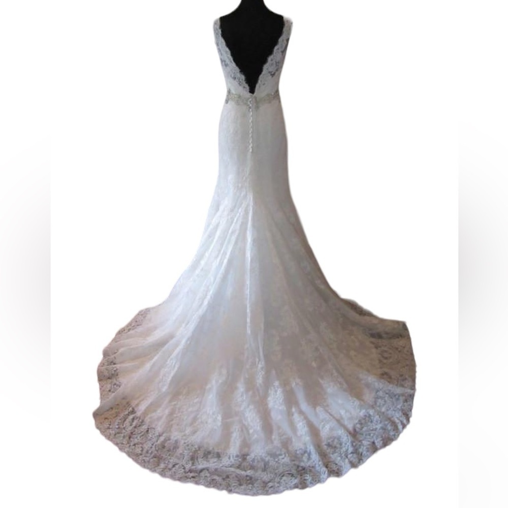 Allure Bridals White Lace V-Back Mermaid Wedding Dress with Chapel Train